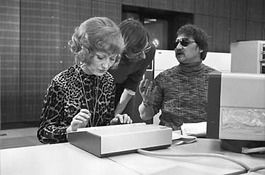 Hauptdarsteller Supercomputer ( ZE 4004-45) Welt am Draht von Rainer Werner Fassbinder